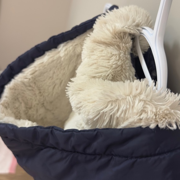 American Eagle Outfitters Women’s Puffer Vest Size Medium Faux Fur Hooded - Picture 8 of 8